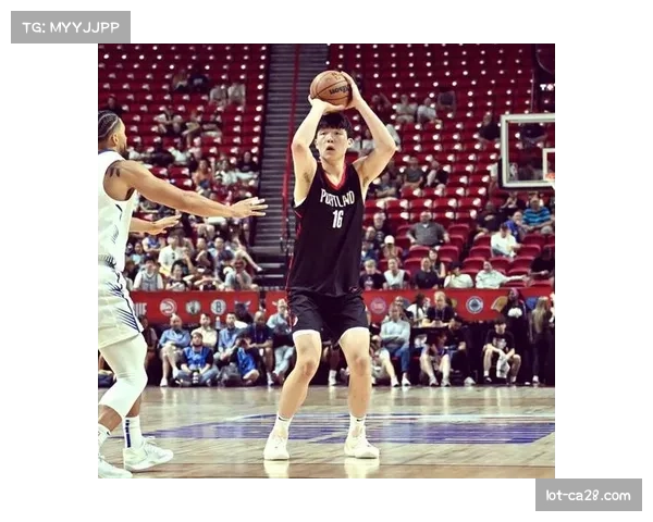 队记者称杨瀚森掩护稳健护框出色全面展现内线核心巨大潜力